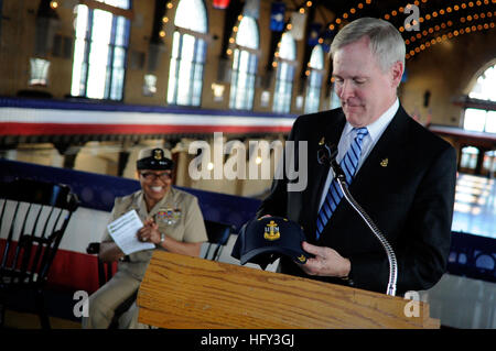 100308-N-5549O-391 ANNAPOLIS, MD. (8. März 2010) Secretary Of The Navy (SECNAV) die Honorable Ray Mabus Pausen vor dem sprechen vor einem Publikum von aktiven Dienst und ehemaliger Chief Petty Officer, nachdem er fixiert ein ehrenamtlicher Obermaat bei der United States Naval Academy. (Foto: U.S. Navy Mass Communication Specialist 2. Klasse Kevin S. O'Brien/freigegeben) U.S. Navy 100308-N-5549O-391 Secretary Of The Navy (SECNAV) die Honorable Ray Mabus Pausen vor dem sprechen vor einem Publikum von aktiven Dienst und ehemaliger Chief Petty officers Stockfoto