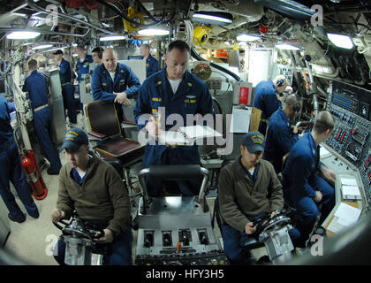 OBOARD USS FLORIDA (SSGN-728), am Meer (8. Mai 2010) Yeoman 1. Klasse Derek Shelton mans das Ruder, Chief Machinist's Mate Jim Koile steht Tauchen Wachoffizier, Logistikspezialisten 2nd Class Aaron Guzman mans das Heck Flugzeug, und Chief Elektronik Techniker Tom Craig dient als Chef der Armbanduhr an der Schiffsseite Kontrolle während des Kampfes Streik an Bord der Ohio-Klasse geführte Raketen-u-Boot USS Florida (SSGN-728) Stationen.  Florida ist derzeit auf Einsatz im Bereich der 6. Flotte von Operationen.  (US Navy Foto von Chief Masse Kommunikation Spezialist Dean Lohmeyer/freigegeben) USS Florida Stockfoto