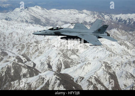 100309-N-0000S-002 AFGHANISTAN (9. März 2010) eine F/A-18E Super Hornet zugeordnet, der Pukin Hunde des Strike Fighter Squadron (VFA) 143 fliegen über den Bergen von Afghanistan. VFA-143 ist an Bord des Flugzeugträgers USS Dwight D. Eisenhower (CVN-69) begonnen und in den USA bereitgestellt wird 5. Flotte Aufgabengebiet Unterstützung der Operation Enduring Freedom. (US Navy Foto von Lt. Ben Stickney/freigegeben) U.S. Navy 100309-N-0000S-002 An F-A-18E Super Hornet zugeordnet, der Pukin Hunde des Strike Fighter Squadron (VFA) 143 fliegt über den Bergen von Afghanistan Stockfoto