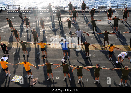 100314-N-2037B-093-Karibik (14. März 2010) Seeleute an Bord der Mehrzweck amphibischer Angriff Schiff USS Bataan (LHD-5) und eingeschifften Marines aus der 22. Marine Expeditionary Unit (MEU 22.) körperliches Training auf dem Flugdeck zu führen. Bataan unterstützt Katastrophenhilfe in Haiti als Teil der Operation Unified Antwort nach einem Erdbeben der Stärke 7,0 Jan. 12. (Foto: U.S. Navy Mass Communication Specialist 1. Klasse Daniel Bristol/freigegeben) US Navy 100314-N-2037B-093 Ailors an Bord der Mehrzweck amphibischer Angriff Schiff USS Bataan (LHD-5) und Marines vom 22. in Angriff genommen Stockfoto