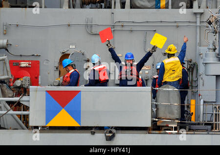 100319-N-4774B-016 Pazifik (19. März 2010) Merchant Marines an Bord das Military Sealift Command schnell-Kampf Unterstützung Schiff USNS Rainier (T-AOE 7) signal zu den Seeleuten an Bord der geführte Flugkörper Kreuzer USS Bunker Hill (CG-52) während ein Nachschub auf dem Meer. Bunker Hill unterstützt südlichen Meere 2010, eine Operation unter der Regie von US Southern Command, die USA und internationale Kräfte die Möglichkeit bietet, in einem multinationalen Umfeld tätig. (Foto: U.S. Navy Mass Communication Specialist 2. Klasse Daniel Barker/freigegeben) UNS Marine 100319-N-4774B-016 Handelsmarine an Bord des Militärs Stockfoto