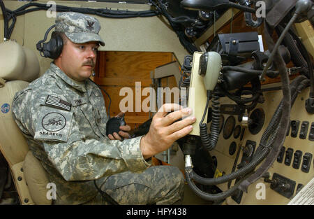 100319-F-6228L-007 Provinz PAKTIKA, Afghanistan (19. März 2010) Petty Officer 1st Class Shannon Flynn, der nicht-Offizier-in-Charge von Unterhaltsansprüchen für Paktika Provincial Reconstruction Team führt Wartungsarbeiten an das Kommunikationssystem in einem Bergwerk resistente Hinterhalt geschützt Fahrzeug auf Forward Operating Base Sharana. Flynn wird bereitgestellt von Amphibous Bau Bataillon (ACB) 1, in Coronado, Kalifornien (US Air Force Foto von Master Sgt. Demetrius Lester/freigegeben) US Navy 100319-F-6228L-007 Petty Officer 1st Class Shannon Flynn, der nicht-Offizier-in-Charge der Wartung Stockfoto