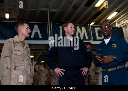 100413-N-5700G-017 USA 5TH Flotte Zuständigkeitsbereich (12. April 2010) Captain Hans Lodder, Center, Kommandierender Offizier der niederländischen Royal Navy De Zeven Provincien-Klasse Fregatte HNLMS Tromp (F803) tourt der Hangarbucht des amphibischen Angriff Schiff USS Nassau (LHA-4) mit Captain Samuel Norton, rechts, Executive Officer von Nassau, und Captain John Bruening, Commodore der amphibischen Geschwader (PHIBRON) 8. Nassau ist die Befehl-Plattform für die Nassau amphibische bereit Gruppe und Sicherheit im Seeverkehr und Theater Sicherheit Zusammenarbeit Operationen in den USA unterstützt 5. Flotte Bereich erneuerbarer Energieträger Stockfoto