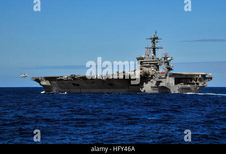Ein FA-18E Super Hornet der Strike Fighter Squadron 81 startet von der USS Carl Vinson (CVN 70) während der Südsee 2010 und unterstützt multinationale Marineoperationen. Stockfoto