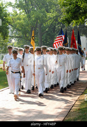 100806-N-7029R-002 ANNAPOLIS, MD. (6. August 2010) United States Naval Academy Midshipmen beteiligen sich an einer formalen Parade auf dem Schulgelände. Derzeit beteiligen sich ankommende Neulingen Plebs Sommertraining. Plebs Sommer ist ein körperlich und geistig anspruchsvollen Sechswochen Prozess entwickelt, um die neue Klasse von Studenten aus zivilen zum Midshipman Leben übergehen. (Foto: U.S. Navy Mass Communication Specialist 2. Klasse Alexia Riveracorrea/freigegeben) US Navy 100806-N-7029R-002 U.S. Naval Academy Midshipmen Teilnahme an einer formalen Parade auf dem Schulgelände Stockfoto