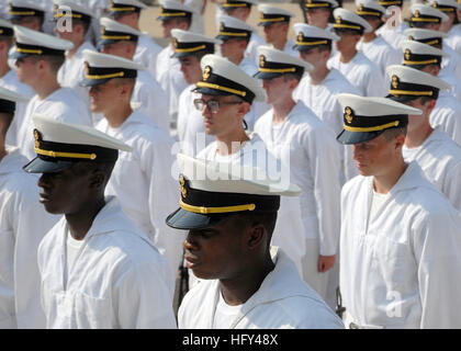 100806-N-3857R-001 ANNAPOLIS, MD. (6. August 2010) United States Naval Academy Midshipmen beteiligen sich an einer formalen Parade auf dem Schulgelände. Derzeit beteiligen sich ankommende Neulingen Plebs Sommertraining. Plebs Sommer ist ein körperlich und geistig anspruchsvollen Sechswochen Prozess entwickelt, um die neue Klasse von Studenten aus zivilen zum Midshipman Leben übergehen. (Foto: U.S. Navy Mass Communication Specialist 1. Klasse Tschad Runge/freigegeben) US Navy 100806-N-3857R-001 U.S. Naval Academy Midshipmen Teilnahme an einer formalen Parade auf dem Schulgelände Stockfoto