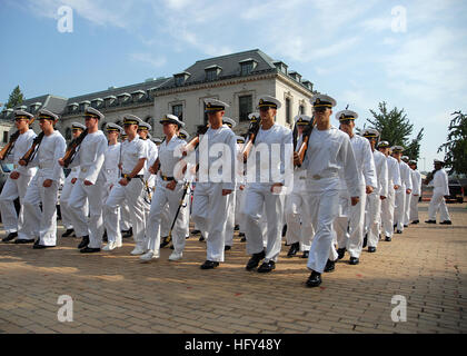 100806-N-3857R-005 ANNAPOLIS, MD. (6. August 2010) United States Naval Academy Midshipmen beteiligen sich an einer formalen Parade auf dem Schulgelände. Derzeit beteiligen sich ankommende Neulingen Plebs Sommertraining. Plebs Sommer ist ein körperlich und geistig anspruchsvollen Sechswochen Prozess entwickelt, um die neue Klasse von Studenten aus zivilen zum Midshipman Leben übergehen. (Foto: U.S. Navy Mass Communication Specialist 1. Klasse Tschad Runge/freigegeben) US Navy 100806-N-3857R-005 U.S. Naval Academy Midshipmen Teilnahme an einer formalen Parade auf dem Schulgelände Stockfoto