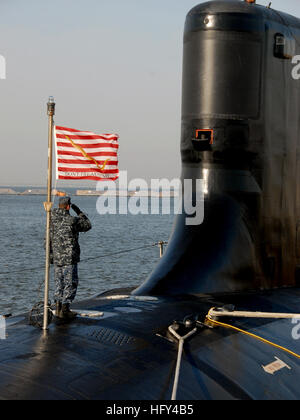 A Sailor grüßt den National Ensign während einer Zeremonie an Bord eines Angriffs-U-Bootes der Virginia-Klasse Pre-Commissioning New Mexico (SSN 779) auf der Marinestation Norfolk vor der offiziellen Inbetriebnahme. Stockfoto