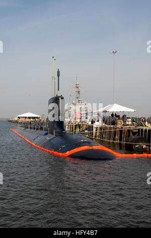 100325-N-7705S-050 NORFOLK (25. März 2010) stehen die Crew von der Virginia-Klasse u-Boot Pre-Commissioning (PCU) New Mexico (SSN 779) in Bildung Oberseite während einer Inbetriebnahme Zeremonie Praxis am Naval Station Norfolk. New Mexico wird 27. März 2010 in Betrieb genommen. (Foto: U.S. Navy Mass Communication Specialist 1. Klasse Todd A. Schaffer/freigegeben) US Navy 100325-N-7705S-050 (PCU) New Mexico (SSN 779) stehen im Bildung Oberseite eine Inbetriebnahme Zeremonie Praxis bei Naval Station Norfolk Stockfoto