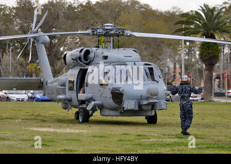 Ein Lineman signalisiert den Piloten, die Motoren eines MH-60R Sea Hawk Hubschraubers von HSM-70 während einer Übung an der Embry-Riddle Aeronautical University zu starten, um die Navy ROTC zu unterstützen und die Marine-Luftfahrt zu fördern. Stockfoto