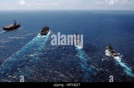 100326-N-0808V-428-Pazifik (26. März 2010) des Flugzeugträgers USS Carl Vinson (CVN-70) führt taktische Manöver Übungen mit der geführte Raketenkreuzer USS Bunker Hill (CG-52), das Military Sealift Command schnell Kampfunterstützung Schiff USNS Rainier (T-AOE 7) und Peru Marine Fregatte BAP Carvajal (FM-51). Carl Vinson unterstützt südlichen Meere 2010, eine Operation unter der Regie von US Southern Command, die USA und internationale Kräfte die Möglichkeit bietet, in einem multinationalen Umfeld tätig. (Foto: U.S. Navy Mass Communication Specialist 2. Klasse Ashley Van Dien/freigegeben) UNS Stockfoto