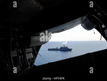 100328-N-7948R-583 Pazifik (28. März 2010) A CH-46 Sea Knight Helikopter zugewiesen, die amphibischen Angriff Schiff USS Peleliu (LHA-5) fliegen über amphibische Dock Landungsschiff USS Pearl Harbor (LSD-52) im Flugbetrieb. Pearl Harbor und Peleliu durchführen zusammengesetzte Einheit Übung (COMPTUEX) für seine bevorstehende 2010-Bereitstellung. (Foto: U.S. Navy Mass Communication Specialist 2. Klasse Michael Russell/freigegeben) US Navy 100328-N-7948R-583 A CH-46 Sea Knight Helikopter zugeordnet zu den amphibischen Angriff Schiff USS Peleliu (LHA-5) überfliegt die amphibischen Dock-Landung-Shi Stockfoto