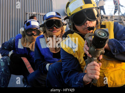 100329-N-3595W-011 Nord arabischen Meer (29. März 2010) Seeleute an Bord der geführte Flugkörper-Zerstörer USS Carney (DDG-64) üben Sie ordnungsgemäße Brandbekämpfung Techniken während eines Bohrers auf dem Flugdeck ShipÕs. Carney ist Bestandteil der Eisenhower Carrier Strike Group und maritimer Sicherheitsoperationen in den USA unterstützt 5. Flotte Aufgabengebiet. (Foto: U.S. Navy Mass Communication Specialist 2.Klasse Gina K. Wollman/freigegeben) U.S. Navy 100329-N-3595W-011-Matrosen an Bord USS Carney (DDG-64) üben Sie ordnungsgemäße Brandbekämpfung Techniken Stockfoto