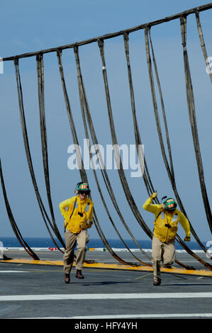 100406-N-8913A-017 Atlantik (6. April 2010) schützen an Bord des Flugzeugträgers USS George H.W. Bush (CVN-77) deutlich den Bereich nach der Überprüfung der Barrikade während einer Notlandung Bohrmaschine auf dem Flugdeck. George H.W. Bush führt Schulungen im Atlantischen Ozean. (Foto: U.S. Navy Masse Kommunikation Spezialist Seemann Apprentice Leonard Adams/freigegeben) UNS Marine 100406-N-8913A-017 Hooters an Bord des Flugzeugträgers USS George H.W. Bush (CVN-77) deutlich der Bereich nach der Überprüfung der Barrikade während einer Notlandung auf dem Flugdeck Bohren Stockfoto