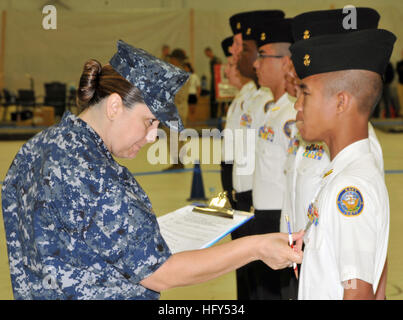 100410-N-8848T-846 PENSACOLA, Florida (10. April 2010) Senior Chief Yeoman Patricia Arnold misst die Bänder der Marine Junior ROTC Kadett von Centennial High School in Las Vegas, während das Personal Inspektion Event 2010 Navy Junior ROTC Angehörige akademischer, sportlich und Bohrer Wettbewerb 9. und 10. April. Arnold ist rekrutieren Divisionskommandeur bei Officer Candidate School in Naval Station Newport, R. I. Centennial High School gewann insgesamt Meisterschale, bedeutet sie für ein zweites Jahr in Folge als Top NJROTC Einheit in der Nation. (US Navy Foto von Scott A. Thornbloom/freigegeben) U Stockfoto