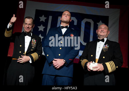 ARLINGTON, VA. - Vorsitzender der Joint Chiefs Of Staff Admiral Mike Mullen, links, und Admiral Thad Allen, rechten, Kommandant der Küstenwache, präsentieren Petty Officer 2. Klasse Justin J. Monk mit Salute-Sonderpreis bei der jährlichen USO-Gala im Ritz Carlton in Arlington, VA., 14. April 2010. Foto: U.S. Navy Petty Officer 1st Class Chad J. McNeeley. USO präsentiert spezielle Salute Award DVIDS1094894 Stockfoto