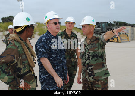 100818-N-1580K-303 VIRGINIA BEACH, Virginia (18. August 2010) Captain Paul Webb, Recht, befehlshabender Offizier des amphibischen Bau Bataillon (ACB) 2, erklärt Admiral J. C. Harvey Jr., Kommandeur des US Fleet Forces Command, die logistische und technologische Vorteile von der Navy erhöhten Damm System-Modular (ELCAS(M)). Die ELCAS(M) ist eine expeditionary Pier verwendet, um Container außerhalb der Brandungszone ans Ufer auf einer erhöhten Fahrbahn zu entlasten. (Foto: U.S. Navy Mass Communication Specialist 2. Klasse Ron Kuzlik/freigegeben) US Navy 100818-N-1580K-303 Captain Paul Webb erklärt Admiral J. C. Har Stockfoto