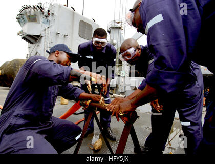 100421-N-6138K-723 Atlantik durchführen (21. April 2010) Segler aus Sierra Leone und Togo Marine einen Rohr-Patch in einem Tiegel an Bord der Whidbey-Island-Klasse amphibischen Dock Landungsschiff USS Gunston Hall (LSD-44). Der Tiegel soll von mehreren grundlegenden Schadensbegrenzung Klassen erworbene Fähigkeiten und Kenntnisse geprüft und ist Teil des West Afrika Partnerschaft Station (APS). Gunston Hall ist auf eine geplante Bereitstellung in Westafrika APS West, eine internationale Initiative entwickelt durch US Naval Forces Europa-Afrika dem Ziel zur Verbesserung der Sicherheit im Seeverkehr und Sicherheit in Afrika zu unterstützen. (US Stockfoto