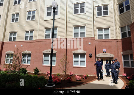 100422-N-9818V-571 NORFOLK (22. April 2010) Master Chief Petty Officer der Marine (INTERNIERUNGSLAGER) Rick West Touren die öffentliche private Venture-Wohnprojekt in Camp Allen. (Foto: U.S. Navy Mass Communication Specialist 1. Klasse Jennifer A. Villalovos/freigegeben) U.S. Navy 100422-N-9818V-571 Master Chief Petty Officer der Marine (INTERNIERUNGSLAGER) Rick West Touren die öffentliche private Venture-Wohnprojekt in Camp Allen Stockfoto