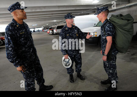 100422-N-9818V-603 NORFOLK (22. April 2010) Master Chief Petty Officer der Marine (INTERNIERUNGSLAGER) Rick West und Force Master Chief James Williams Ansprache mit Informationen Systeme Techniker Seemann Jacob Blizzard am Camp Allen. (Foto: U.S. Navy Mass Communication Specialist 1. Klasse Jennifer A. Villalovos/freigegeben) UNS Marine 100422-N-9818V-603 Master Chief Petty Officer der Marine (INTERNIERUNGSLAGER) Rick West und Force Master Chief James Williams Ansprache mit Informationen Systeme Techniker Seemann Jacob Blizzard am Camp Allen Stockfoto