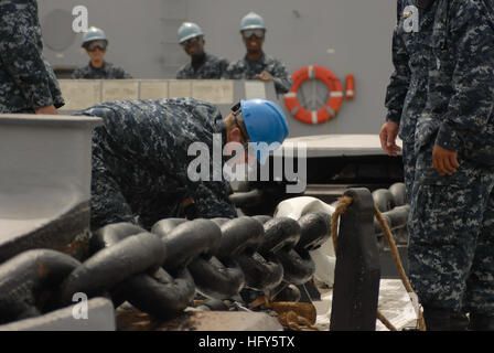 Matrosen an Bord der amphibious Transport dock Schiff USS Mesa Verde sichern die Ankerkette nach einem kurzen Halt vor der Ankunft Pier Seite in Bahrain für einen Hafen zu besuchen. Mesa Verde ist Teil der Nassau amphibische bereit Gruppe unterstützt maritime Sicherheit und Theater Sicherheit Zusammenarbeit Operationen in den USA 5. Flotte Aufgabengebiet. (Foto: U.S. Navy Petty Officer 1st Class Steve Smith) USS Mesa Verde zieht in Bahrain DVIDS275367 Stockfoto