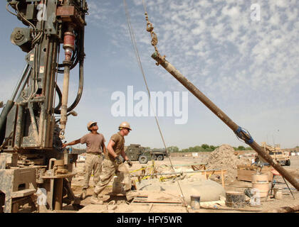 100427-N-8816D-105 TOOR GHAR, Afghanistan (27. April 2010) Equipment Operator 1. Klasse Jose Martinez, links, und Konstruktionsmechaniker 3. Klasse Lucas McCleery, beide zugewiesen, das Wasser gut Ablösen des Naval Mobile Bau Bataillon (NMCB) 133, heben Sie einen Abschnitt des Rohres während des Bohrens einer 1.210-Fuß Wassers gut bei einem Kampf Außenposten im Toor Ghar, Afghanistan. NMCB-133 ist in den US Central Command Verantwortungsbereich während zum Einsatz in Afghanistan. (Foto: U.S. Navy Chief Masse Kommunikation Spezialist Ryan C. Delcore/freigegeben) US-Marine 100427-N-8816D-105-Ausrüstung-Operator 1. Cla Stockfoto