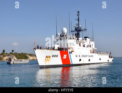 100429-N-8241M-084 Guantanamo Bay, Kuba (29. April 2010) die US Coast Guard Ausdauer Mittelklasse-Fräser USCGC Seneca (WMEC-906) startet nach der Einnahme von Kraftstoff-und Geschäften aus der Naval Station Guantanamo (GTMO) Bay auf Kuba. Seneca ist in den USA bereitgestellt 4. Flotte Karibik Bereich Narco-Terrorismusbekämpfung und Migranten Operationen durchführen. GTMO ist eine logistische Drehscheibe für die U.S. Navy, U.S. Coast Guard, U.S. Army und alliierte Schiffe in der Karibik Theater. (Foto: U.S. Navy Chief Masse Kommunikation Spezialist Bill Mesta/freigegeben) USCGC Seneca (WMEC-906) Stockfoto