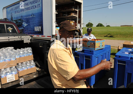 100505-N-5862D-008 MILLINGTON, Tennessee (5. Mai 2010) Roy Barton, eine pensionierte Armee Sgt. 1. Klasse kauft Lebensmittel, sowie Gesundheit und Wohlbefinden zu spenden, um Flutopfer am Naval Support Aktivität Mid-South. Zwei Tage Regen warfen mehr als 14 Zoll im Bereich verursachen einen Entwässerungsgraben auf der Ostseite des Sockels übergreifen und Teile der Basis zu überfluten. (US Navy Foto von Chris Desmond/freigegeben) US Navy 100505-N-5862D-008 Roy Barton, eine pensionierte Armee Sgt. 1. Klasse kauft Lebensmittel, sowie Gesundheit und Wohlbefinden zu spenden, um Flutopfer am Naval Support Aktivität Mid-South Stockfoto