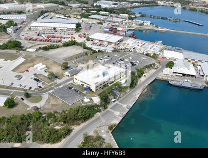 100506-N-8241M-191 GUANTANAMO BAY, Kuba (6. Mai 2010) eine Antenne anzeigen Bulkeley Halle am Naval Station Guantanamo Bay auf Kuba. Bulkeley Hall ist der Marinestation Sitz und Verwaltungsgebäude. Guantanamo Bay ist eine logistische Drehscheibe für U.S. Navy, U.S. Coast Guard, U.S. Army, und alliierte Schiffe und Luftfahrt Plattformen in der karibischen Region der USA 4. Flotte. (Foto: U.S. Navy Chief Masse Kommunikation Spezialist Bill Mesta/freigegeben) UNS Marine 100506-N-8241M-191 eine Luftaufnahme des Bulkeley Halle am Naval Station Guantanamo Bay auf Kuba. Bulkeley Hall ist der Marinestation headquarte Stockfoto