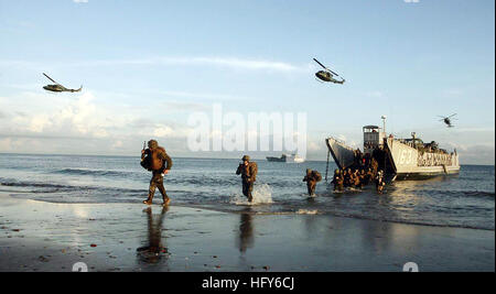 100507-M-4916Y-083 BINTURAN Strand, Brunei (7. Mai 2010) Marines zugewiesen 2nd Platoon, Alpha Co. der Landung zwingen an flott Bereitschaft Zusammenarbeit und Ausbildung (CARAT) Brunei 2010, laufen mit Brunei Luftwaffe Unterstützung overhead während einer amphibischen Landung-Übung mit der Royal Brunei Landung zwingen zu positionieren. Karat ist eine Reihe von bilateralen Übungen jährlich in Südost-Asien, Beziehungen zu stärken und um Kraft Bereitschaft zu verbessern. (U.S. Marine Corps Foto von Lance Cpl. Kowshon Ye / veröffentlicht) US Navy 100507-M-4916Y-083 Marines laufen mit Brunei Luftwaffe Supp positionieren Stockfoto