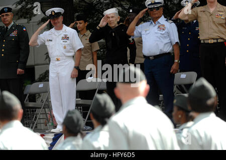 100507-N-9818V-118 CHATTANOOGA, Tennessee (7. Mai 2010) Master Chief Petty Officer der Marine (INTERNIERUNGSLAGER) Rick West und Con Crabb Gruß Junior ROTC Studenten von der Tribüne während der 61. Armed Forces Day Parade. Crabb war eine Radarman 3. Klasse während des zweiten Weltkriegs. West war Grand Marshall und Überprüfung Officer für die Parade. (Foto: U.S. Navy Mass Communication Specialist 1. Klasse Jennifer A. Villalovos/freigegeben) U.S. Navy 100507-N-9818V-118 Master Chief Petty Officer der Marine (INTERNIERUNGSLAGER) Rick West und Con Crabb Gruß Junior ROTC Studenten aus der Überprüfung stehen während der 61. bewaffnet für Stockfoto