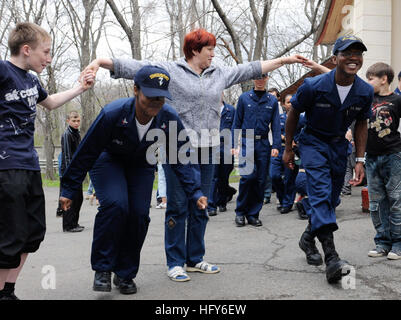 100508-N-1675O-390 WLADIWOSTOK, Russland (8. Mai 2010) Intelligenz Spezialist 3. Klasse Lauren Jones und kulinarische Spezialist Seemann Myron Gordon, sowohl in den USA zugewiesen 7. Flottenkommando Schiff USS Blue Ridge (LCC-19), sind Abschied von den Kindern die Parus Nadezhdy Kinder-Reha-Zentrum in einer Community Outreach-Projekt in Wladiwostok, Russland. Blue Ridge ist bei einem geplanten Hafen-Besuch in Wladiwostok. (Foto: U.S. Navy Mass Communication Specialist 3. Klasse Melvin F. Orr III/freigegeben) US-Marine 100508-N-1675O-390-Intelligence-Spezialisten 3. Klasse Lauren Jones und kulinarischen Sp Stockfoto