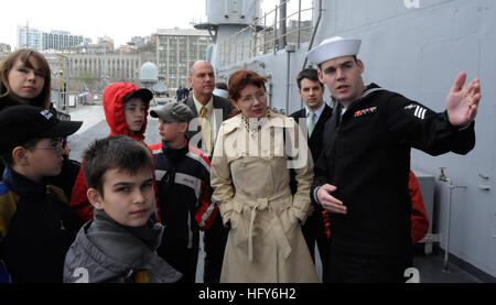 100510-N-1675O-337 WLADIWOSTOK, Russland (10. Mai 2010) Masse Kommunikation Spezialist Seemann Cale Luke spricht über die Möglichkeiten der US 7. Flotte Befehl Schiff USS Blue Ridge (LCC-19), Kinder von Parus Nadezhdy Kinder-Reha-Zentrum besuchen. Parus Nadezhdy entstand 1994, verlassenen Kindern zu helfen und bietet medizinische Versorgung, Ergotherapie und Psychotherapie. (Foto: U.S. Navy Mass Communication Specialist 3. Klasse Melvin F. Orr III/freigegeben) U.S. Navy 100510-N-1675O-337 Masse Kommunikation Spezialist Seemann Cale Luke spricht über die Möglichkeiten der USA 7. Stockfoto