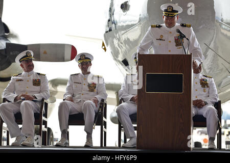 100513-M-7045P-013 KANEOHE BAY auf Hawaii (13. Mai 2010) CMdR Stephen L. Newlund, Kommandierender Offizier der Patrol Squadron (VP) 4, wendet sich das Publikum bei einem Befehl Zeremonie im Marine Corps Air Station Kaneohe Bay. Newlund entlastet CMdR Jack S. Thomas. (U.S. Marine Corps Foto von Lance Cpl. Orlando Perez/freigegeben) US Navy 100513-M-7045P-013 CMdR Stephen L. Newlund spricht das Publikum bei einem Befehl Zeremonie im Marine Corps Air Station Kaneohe Bay Stockfoto