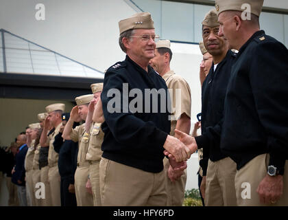 100513-N-0807W-018 VIRGINIA BEACH, Virginia (13. Mai 2010) Vice Admiral H. Denby Starling II, Kommandeur der Marine Cyber Kräfte und Naval Warfare Netzwerkbefehl, schüttelt Hände mit Force Master Chief Jay Powers, als er zum letzten Mal am gemeinsamen Expeditionary Base Little Creek Fort Story sein Büro verlässt. Starling soll aus dem aktiven Dienst 14 Mai bei einer Änderung der Befehl Zeremonie in den Ruhestand. Er wird der Befehl an Navy Cyber Kräfte von Rear Admiral Tom Meek und Naval Warfare Netzwerkbefehl von Rear Admiral Edward H. Deets III entlastet werden. (Foto: U.S. Navy Mass Communication Specialist 2. Klasse Joshua J. Stockfoto