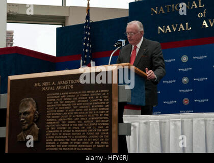 100514-N-3852A-002 PENSACOLA, Florida (14. Mai 2010) ehemaliger Astronaut Neil Armstrong gibt eine Dankesrede nach wird in der Naval Aviation Hall of Honor am National Naval Aviation Museum in Pensacola, Florida aufgenommen Naval Aviation Hall of Honor entstand 1979 Personen erkennen, die außerordentlichen Verdienste zu Naval Aviation gemacht haben. Armstrong wurde mit ehemaliger Vice Admiral William P. Lawrence aufgenommen, im Ruhestand Marine Korps Generalleutnant Thomas H. Miller und Marine Kapitän Richard P. Bordone im Ruhestand. (Foto: U.S. Navy Mass Communication Specialist 1. Klasse Rebekka Adler/Relea Stockfoto