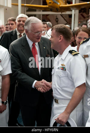 100514-N-3852A-004 PENSACOLA, Florida (14. Mai 2010) ehemaliger Astronaut Neil Armstrong ist von Lt. Gavin Clough, aus San Diego, Kalifornien nach ArmstrongÕs Induktion, Naval Aviation Hall of Honor in Pensacola, Florida beglückwünscht. Naval Aviation Hall of Honor entstand 1979 Personen erkennen, die außerordentlichen Verdienste zu Naval Aviation gemacht haben. Armstrong wurde mit ehemaliger Vice Admiral William P. Lawrence aufgenommen, im Ruhestand Marine Korps Generalleutnant Thomas H. Miller und Marine Kapitän Richard P. Bordone im Ruhestand. (Foto: U.S. Navy Mass Communication Specialist 1. Klasse Rebekka Adler/Rele Stockfoto