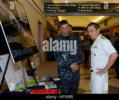 100514-N-6686P-182 PORTSMOUTH, Virginia (14. Mai 2010) Waffenwart 2. Klasse Jerry M. Bonham bespricht die Sicherheitsabteilung Trunkenheit am Steuer Bewusstsein Display mit Vice Admiral Harry Harris, Kommandeur der US-6. Flotte während der 7. jährlichen Sommer-Sicherheitskampagne Naval Medical Center Portsmouth. Bild aus Sicherheitsgründen herausgegeben. (US Navy Foto/freigegeben) US Navy 100514-N-6686 P-182 Waffenwart 2. Klasse Jerry M. Bonham bespricht die Sicherheitsabteilung Trunkenheit am Steuer Bewusstsein Display mit Vice Admiral Harry Harris Stockfoto