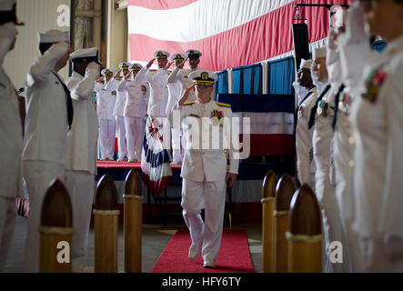 100514-N-0807W-374 VIRGINIA BEACH, Virginia (14. Mai 2010) Vice Admiral H. Denby Starling II, ehemaliger Kommandant der Marine Cyber Kräfte und Naval Warfare Netzwerkbefehl salutiert während an Land bei einem Befehl und Pensionierung Zeremonie im gemeinsamen Expeditionary Base Little Creek Fort Story geleitet wird. Starling war der Befehl der Marine Cyber Kräfte von Rear Admiral Tom Meek und am Naval Warfare Netzwerkbefehl von Rear Admiral Edward H. Deets III erleichtert. Starling zog sich nach 36 Jahren des naval Service. (Foto: U.S. Navy Mass Communication Specialist 2. Klasse Joshua J. Wahl/freigegeben) US Navy 100514-N-0807W - Stockfoto