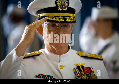 100514-N-0807W-379 VIRGINIA BEACH, Virginia (14. Mai 2010) Vice Admiral H. Denby Starling II, ehemaliger Kommandant der Marine Cyber Kräfte und Naval Warfare Netzwerkbefehl salutiert während an Land bei einem Befehl und Pensionierung Zeremonie im gemeinsamen Expeditionary Base Little Creek Fort Story geleitet wird. Starling war der Befehl der Marine Cyber Kräfte von Rear Admiral Tom Meek und am Naval Warfare Netzwerkbefehl von Rear Admiral Edward H. Deets III erleichtert. Starling zog sich nach 36 Jahren des naval Service. (Foto: U.S. Navy Mass Communication Specialist 2. Klasse Joshua J. Wahl/freigegeben) US Navy 100514-N-0807W - Stockfoto