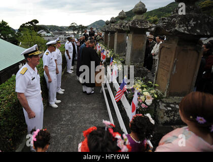 100514-N-0051B-209 SHIMODA, Japan (14. Mai 2010) Rear Admiral Richard Wren, Kommandeur der Marine Forces Japan; Captain Charles Williams, Kommandant der Zerstörer Geschwader (DESRON) 15; Zollen Sie Kapitän Daniel Weed, Kommandant der Flotte Aktivitäten Yokosuka und CMdR Paul Hogue, Kommandierender Offizier der geführte Flugkörper Zerstörer USS Curtis Wilbur (DDG-54) ihren gefallenen Seeleute gestorben während der Zeit, als Japan im Westen am Tempel Gyokusen-Ji in Shimoda eröffnet. (US Navy Foto von Dan Bowen/freigegeben) U.S. Navy 100514-N-0051B-209 Rear Admiral Richard Wren, Captain Charles Williams, Kapitän Daniel Stockfoto