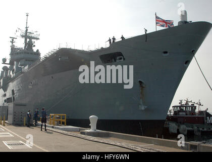 100514-N-9806M-030 NORFOLK (14. Mai 2010) der Royal Navy Invincible-Klasse Licht Flugzeugträger HMS Ark Royal (R O7) kommt am Naval Station Norfolk. Ark Royal ist die Durchführung von Operation Auriga, der Royal Navy großen Einsatz für das Jahr 2010 nach Nordamerika und den westlichen Atlantik. (Foto: U.S. Navy Mass Communication Specialist 3. Klasse Brian Goodwin/freigegeben) US Navy 100514-N-9806M-030 The Royal Navy Invincible-Klasse Licht Flugzeugträger HMS Ark Royal (RO7) kommt am Naval Station Norfolk Stockfoto