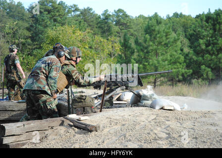 100914-N-1580-123 FORT A.P. HILL, Virginia (14. September 2010) Lt. CMdR William Lewis von maritimen Expeditionary Sicherheit Squadron (MSRON) 12 lädt eine.50 Kaliber Maschinengewehr, während eine Reihe Sicherheitsfachkraft Aufsicht und Anleitung während der Besatzung diente Waffen Einarbeitung und Qualifizierung im Rahmen der Person und Einheit Bereitschaft Ausbildung bietet. MSRON-12 wurde im April 2010 als eine Komponente Reserveeinheit in Marine Expeditionary Combat Command Stand. (Foto: U.S. Navy Mass Communication Specialist 2. Klasse Ron Kuzlik/freigegeben) US Navy 100914-N-1580K-123 Soldat innen lernen Waffen familiarizati Stockfoto