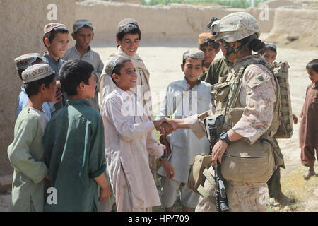 100518-M-1197C-097 Provinz HELMAND, Afghanistan (18. Mai 2010) Hospital Corpsman 2. Klasse Elena Woods, die weibliche Engagement Team 3. Bataillon, 1. Marineregiment, Regimental Combat Team 7 zugewiesen grüßt afghanische Kinder in Shamalan, Afghanistan. Das 3. Bataillon, 1. Marineregiment bereitgestellt wird, unterstützt die International Security Assistance Force. (U.S. Marine Corps Foto von Lance CPL Brandyn E. Council/freigegeben) US Navy http-www.navy.mil-management-photodb-photos-100518-M-1197C-097 Hospital Corpsman 2. Klasse Elena Woods grüßt afghanische Kinder in Shamalan, Afghanistan Stockfoto