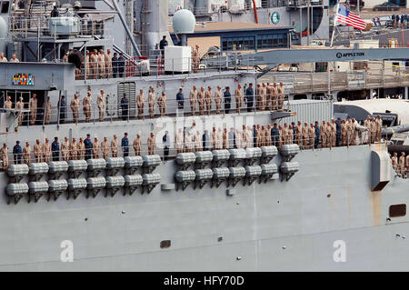 100518-N-7948R-115 SAN DIEGO (18. Mai 2010) Matrosen und Marinesoldaten Mensch die Schienen als die amphibischen Transportschiff der Dock USS Dubuque (LPD 8) San Diego für 2010-Bereitstellung bis zum westlichen Pazifischen Ozean fährt. (Foto: U.S. Navy Mass Communication Specialist 2. Klasse Michael Russell/freigegeben) UNS Marine 100518-N-7948R-115 Matrosen und Marinesoldaten der Schienen Mann, weil die amphibischen Transportschiff der Dock USS Dubuque (LPD 8) San Diego für 2010-Bereitstellung bis zum westlichen Pazifik fährt Stockfoto