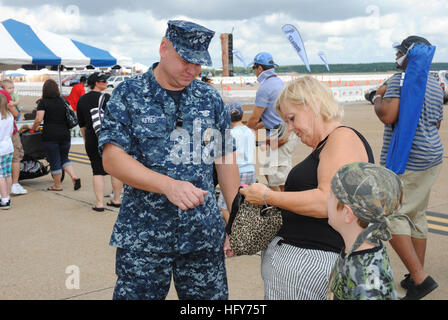 100918-N-1580K-410 VIRGINIA BEACH, Virginia (18. September 2010) Waffenwart 1. Klasse Alan Keyes, eine Reserve-Komponente Sailor zugewiesen Naval Security Force Norfolk Naval Shipyard, inspiziert die Handtasche eines Gastes auf der 2010 Naval Air Station Oceana Air Show. Fast fünfzig Reserve Komponente Segler augmented Wirkkomponente Masters-at-arms und Department of Defense Polizei bei der Kontrolle von Menschenmengen, Verkehrssteuerung, Inspektion von Gepäck und medizinische Notfallhilfe für die geschätzte 350.000 Besucher an der dreitägigen Luftfahrtmesse Sept. 17-19. (Foto: U.S. Navy Mass Communication Specialist 2.Klasse Stockfoto