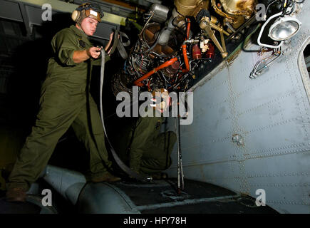 Lance Cpl. Nicholas Presley und Sgt. Cameron Johnson, zugewiesen, die White Knights Marine Medium Helicopter Squadron 165 (REIN) von der 15. Marine Expeditionary Unit, entfernen Sie einen Motor aus einem Hubschrauber CH-53 Super Hengst auszuführenden Wartungsarbeiten an Bord der amphibischen Angriff Schiff USS Peleliu. Peleliu ist auf eine geplante 2010-Bereitstellung bis zum westlichen Pazifischen Ozean. USS Peleliu DVIDS282962 Stockfoto