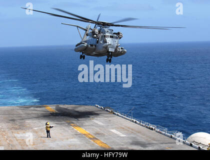 100524-N-7881L-061 Pazifik (24. Mai 2010) A Sailor zugewiesen der amphibischen Angriff Schiff USS Bonhomme Richard (LHD-6) leitet einen CH-53E Super Stallion-Hubschrauber im Flugbetrieb am ersten Tag das Schiff Dawn Blitz Übung. Dawn Blitz 2010 ist ein Navy und Marine Corps Übung zur Verbesserung der Planung und Umsetzung von eine amphibische Brigade-Größe. (Foto: U.S. Navy Masse Kommunikation Spezialist Seemann Wyatt Lehman/freigegeben) US Navy 100524-N-7881L-061 A Sailor zugewiesen der amphibischen Angriff Schiff USS Bonhomme Richard (LHD-6) leitet eine CH-53E Super Stal Stockfoto