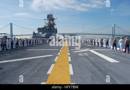 100526-M-3035P-013 NEW YORK (26. Mai 2010) Matrosen und Marinesoldaten an Bord der Multi Zweck amphibischer Angriff Schiff USS Iwo Jima (LHD-7) auf die Schienen Mann, weil sie auf dem Hudson River transit in Staten Island für Fleet Week New York 2010 vorbereiten.  Ca. nehmen 3.000 Matrosen, Marines und Küste Gardisten in der 23. Fleet Week New York, die 26 Mai bis 2. Juni stattfinden wird. Flotte Woche wurde New York Citys Feier des Meer-Dienstleistungen seit 1984. (U.S. Marine Corps Foto von Lance Cpl. Keith Powers/freigegeben) UNS Marine 100526-M-3035P-013 Matrosen und Marinesoldaten an Bord der mul Stockfoto