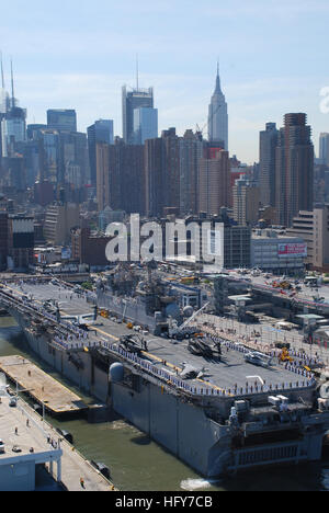 100526-N-2022D-016 NEW YORK (26. Mai 2010) die amphibischen Angriff Schiff USS Iwo Jima (LHD-7) in New York für Fleet Week New York 2010 ankommt. Ca. beteiligen 3.000 Matrosen, Marines und Küste Gardisten im 23. Fleet Week New York 26 Mai bis 2. Juni. (Foto: U.S. Navy Chief Masse Kommunikation Spezialist Eric Durie/freigegeben) UNS Marine 100526-N-2022D-016 kommt die amphibischen Angriff Schiff USS Iwo Jima (LHD-7) in New York für Fleet Week New York 2010 Stockfoto